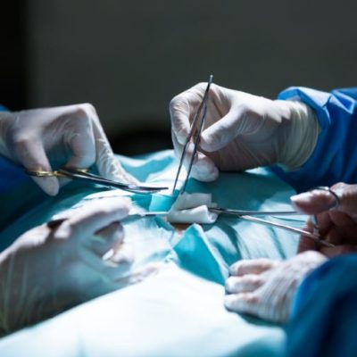 surgeons-performing-operation-in-operation-room